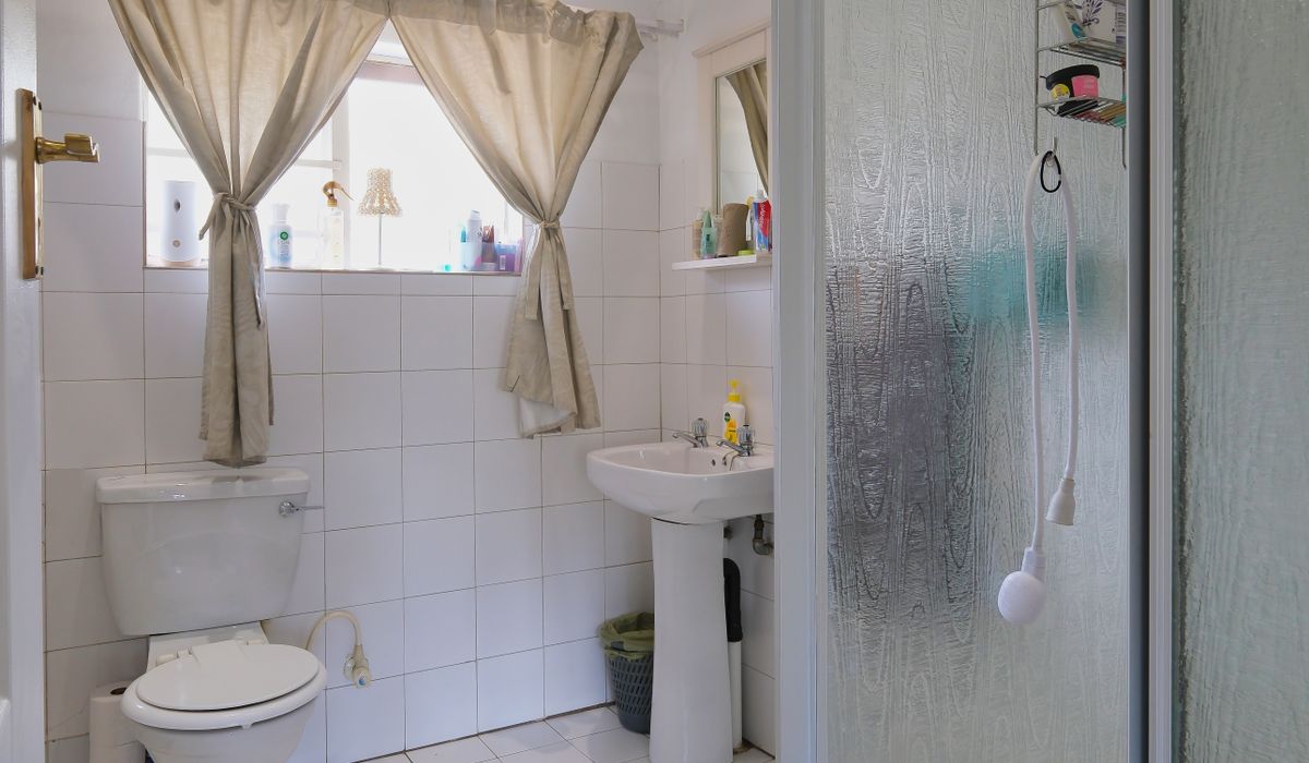 A Beginner's Guide to Decluttering a Family Home